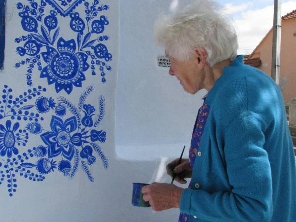 Простая деревенская старушка любила рисовать Мастерству росписи она научилась от односельчанки, которая раньше украшала дома своей деревни чудными узорами. Живёт бабушка-художница в Чешском селе