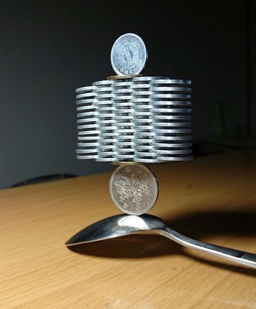 Япoнец создаёт невероятные скульптуры из монет, бросающие вызов законам физики. Японский пользователь твиттера (aa Tanu) в совершенстве овладел искусством балансировки. Он использует свое