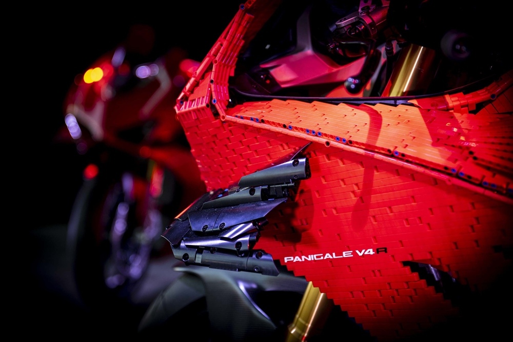 Лего в реальный размер Ducati Panigale V4 R