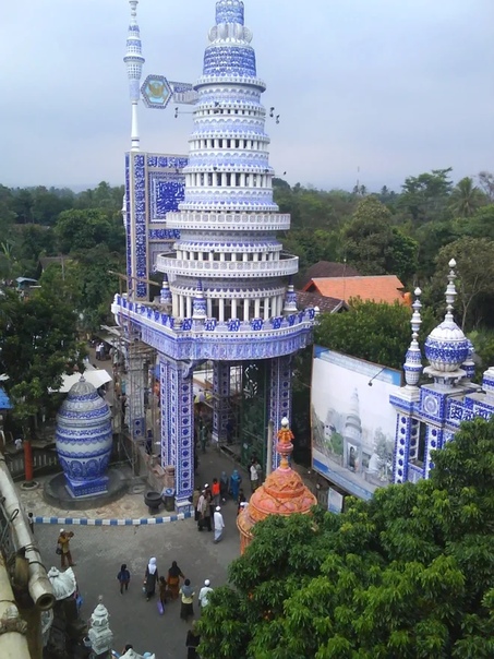 В Индонезии, в штате Маланг есть мечеть Тибан Реждо Турен, ее называют летающая мечеть