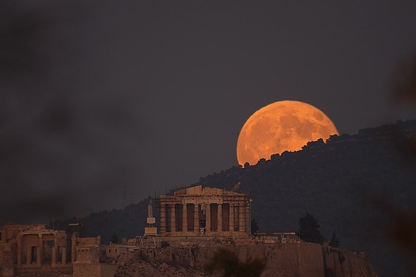 Снимок 2011 года. Луна над Парфеноном. 