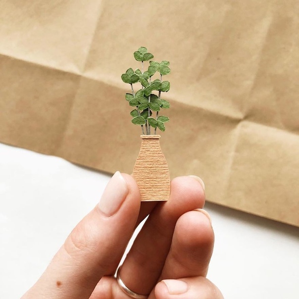 Российская художница Tania Lissova увлеченный творец цветов из бумаги Она создала талантливую и мега уютную коллекцию миниатюрных домашних растений, каждое из которых растет в своем картонном