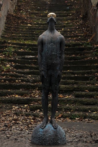 Скульптура «Дождь»: бронзовый человек с огромной каплей на лице. Украинский художник Назар Билык в 2010 году создал 6-метровую скульптуру «Дождь», как символ связи человека с природой и символ