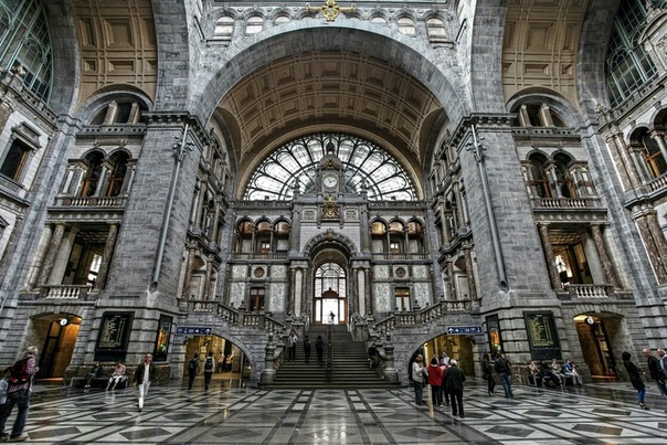 Центральный железнодорожный вокзал Антверпена вполне заслуженно занимает верхние позиции Этот город начинается с вокзала, и вокзал является особой достопримечательностью. Сейчас
