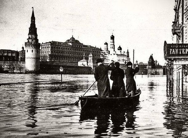 Фото самого большого наводнения за всю историю Москвы, 1908 год. На лодке к Красной Площади.