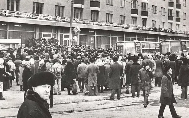 ВОДОЧНЫЙ БУНТ В СВЕРДЛОВСКЕ, 1989 г. 29 декабря 1989 года, практически в самый канун новогоднего праздника, в тогдашнем советском Свердловске (ныне Екатеринбург) произошло совершенно