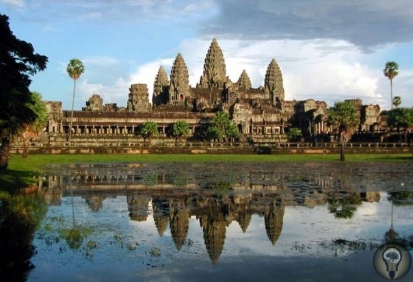 Кто построил Ангкор-Ват Огромный храмовый комплекс Ангкор-Ват является главным символом Камбоджи и даже изображен на флаге этой страны. Жители Камбоджи гордятся тем, что их предки-кхмеры смогли