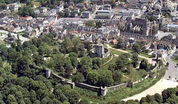 ТАЙНА ЗАМКА ЖИЗОР Замок Жизор один из самых мощных, красивых и загадочных сооружений средневековой Европы. Он стоит на окраине одноименного города в Нормандии (63 км от Парижа) и в средние века
