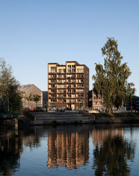 В Швеции построили самое высокое деревянное здание в стране Архитектурная компания CF Møller Architects опубликовала фотографии здания ajstaden Tall Timber Building, построенного недавно в