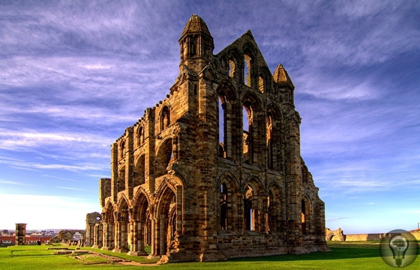 Аббатство Уитби и его аномалии На востоке Британии, у самой кромки моря, стоят древние готические руины монастыря. Некогда он процветал, был разрушен и снова восстановлен. Теперь же, увы, снова