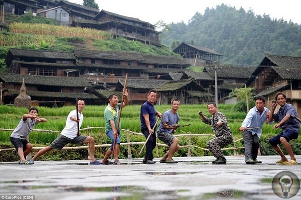 Гуанси Донг: деревня, где все владеют кунг-фу (Китай) Гуанси Донг, небольшая деревня, спрятанная глубоко в горах Тяньчжу, стала всемирно известной достопримечательностью благодаря своим жителям,