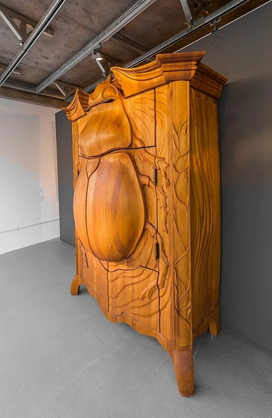 Придумал этот чудо-шкаф латвийский дизайнер Янис Страупе (JANIS STRAUPE . Более 35 лет он работает с деревом. Изготавливает скульптуры, декоративные предметы и мебель, которая больше похожа на