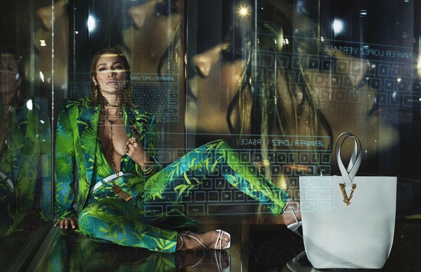 Дженнифер Лопез для Versace.