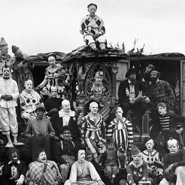 Это собрание печальных клоунов запечатлел около 1900 года Джон Рингл, один (и, пожалуй, самый известный из семи братьев Рингл. Пятеро из семи братьев организовали передвижной цирк-шапито Barnum