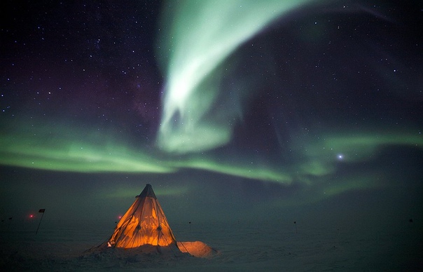 Северное сияние над арктической научной станцией Амундсен-Скотт на Южном полюсе. 
