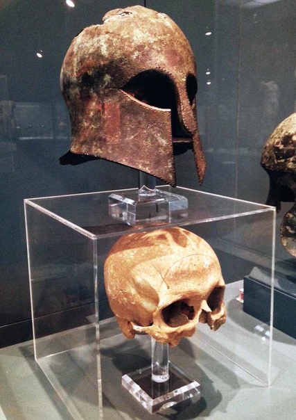Коринфский шлем из битвы при Марафоне ( 490 г до н.э. ), найденный в 1834 году (с черепом внутри)