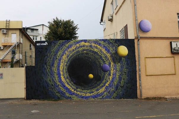 Уличная художница творит на стенах порталы в другие миры Задействовав в своем творчестве безграничную любовь к космосу, уличная художница Иззи Извне создала собственный уникальный стиль,