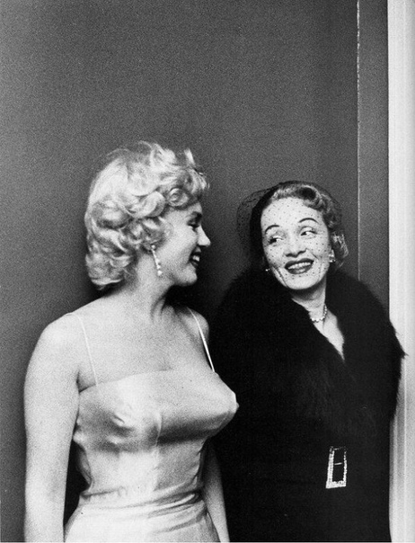 Фото двух див Мэрилин Монро и Марлен Дитрих, 1955 год. Автор фото: Milton H. Greene.