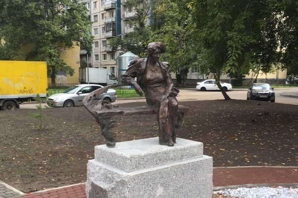 Памятник Фаине Раневской. Санкт-Петербург.