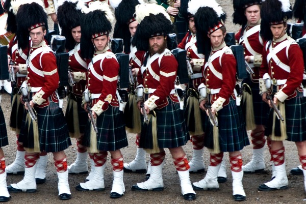 Почему мужчины Шотландии носят юбки. История появления килта.Шотландская юбка, килт, является символом храбрости, свободы, мужества, суровости и упрямства настоящих горцев.Килт изготавливается