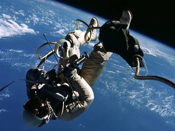 Первый американский выход в открытый космос Астронавт Эд Уайт. 1965 г.