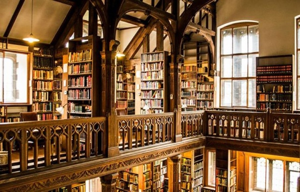 Вы когда-нибудь мечтали провести ночь в уютной библиотеке Нет Библиотека Гладстона в Северном Уэльсе, Великобритания, воплощает мечты в реальность. Эта 130-летняя библиотека служит