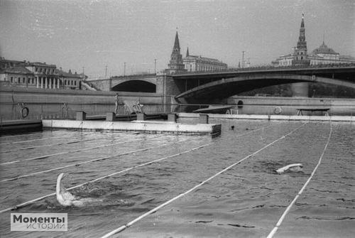 Фото бассейна в Москве-реке, 1938