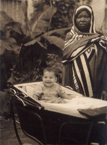 Младенец будущий Фредди Меркьюри. Это 1947 г., британская колония Занзибар, у восточного берега Африки. Измотанная нянька позирует рядом со своим питомцем по имени Фаррух Булсара. Через четверть