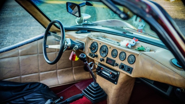 Спортивный автомобиль конца 60-х Bradley GT, США В конце 60-х гг. дизайнером Дэвидом Брэдли Фуллером и автомобильным дилером Гари Курнеем в городе Плимут штата Миннесота была основана фирма