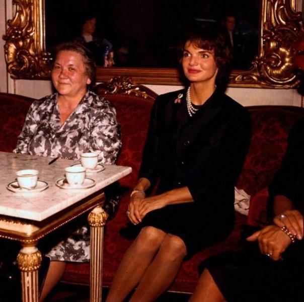 На фото: первые леди двух государств Нина Xрущёва и Жaклин Кеннеди.