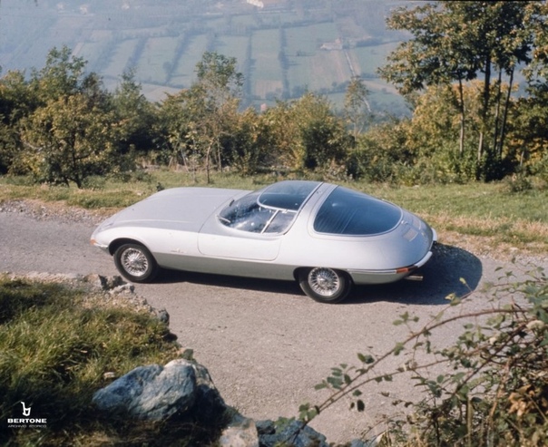 Концепт-кар с панорамной крышей Chevrolet Testudo Двухместный концепт Chevrolet Testudo был создан на базе легкового автомобиля Chevrolet Corvair Monza итальянской студией Bertone. Работы