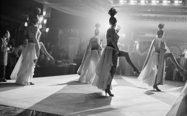 Снимки из закулисья парижского кабаре. Автор: Доминика Берретти, 1960 год.