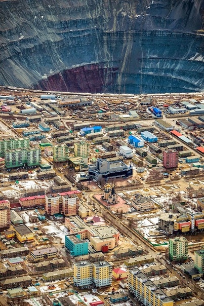 Подборка фотографий самого большого а в мире. Кимберлитовая трубка «Mиp» алмазный карьер в Якутии (город Мирный появился уже после открытия трубки и был назван в её честь). Карьер имеет глубину