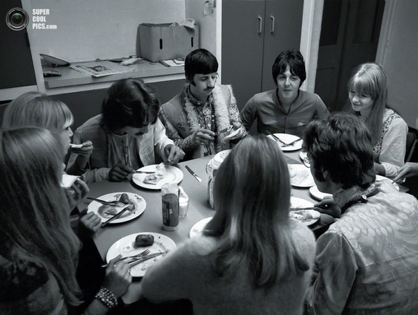 Серия фотографий молодых The Beatles через объектив Генри Гроссмана. В 1964 году фотограф TIME Генри Гроссман поехал делать фоторепортаж первого появления рок-группы The Beatles в эфире «Шоу Эда