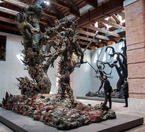 «Гидра и Кали» Скульптура художника Дэмиена Херста, которая сделана по мотивам древнегреческого мифа, была специально погружена на дно океана для того, чтобы она обросла ракушками и