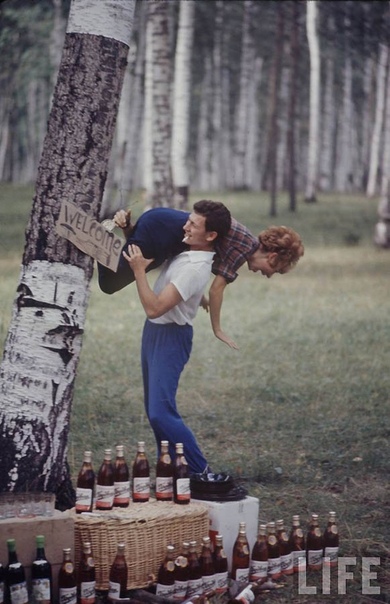 Серия фотографий Билла Эприджа советской молодежи 60-х В ноябре 1967 года на обложке журнала «LIFE» появился снимок из серии «Советская молодежь» («Soviet Youth»). Запечатлены лица, мода, жизнь