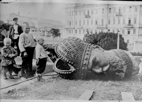 Фтография. Москва, 1918 г. Разрушенный памятник императору Александру III.