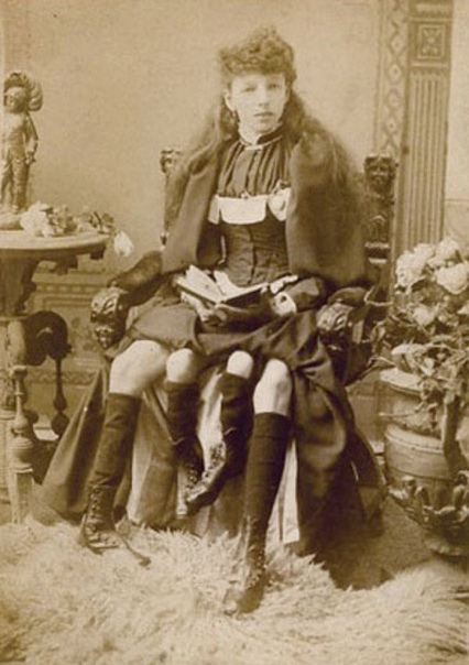 Девушка с удвоенным тазом и четырьмя ногами. Её звали Мертл Корбин и родилась она в 1868 году . Всю жизнь Мертл провела в цирке, но позже вышла замуж за врача, родила пятерых детей, которых она