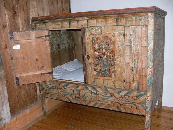 Средневековые кровати-шкафы Европейские кровати-шкафы XVII-XIX века. Такая конструкция кроватей позволяла и сохранять тепло и уединяться, если в комнате спало несколько людей. Также здесь