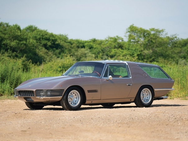 Серия фото автомобиля Ferrari 330 GT Shooting Brae Четырёх-местный спортивный автомобиль с кузовом шутинг-брэйк был создан в 1968-м году итальянской студией Vignale. Его разрабатывали по заказу