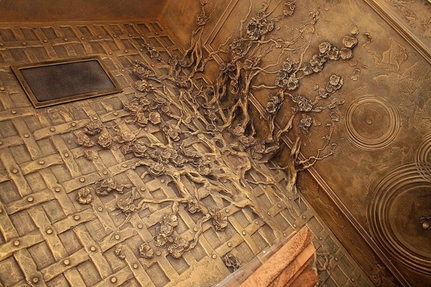 Подборка удивительно красивых работ скульптора Гоги Тандашвили, который превращает стены в произведение искусства Скульптор живёт и работает в Москве. Он делает лепнину на стенах, как это делали