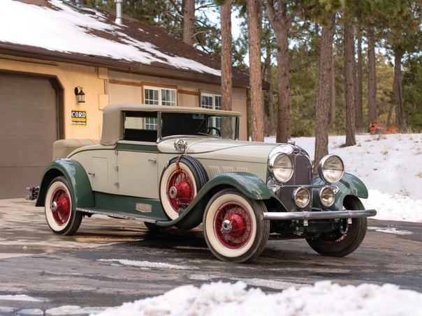 Четырёхместный кабриолет «Оберн» 8-120 1929 года. Он был создан на основе модели 8-115 1928 года, но отличался более мощным двигателем. Рядный восьмицилиндровый двигатель Лайкоминг объемом