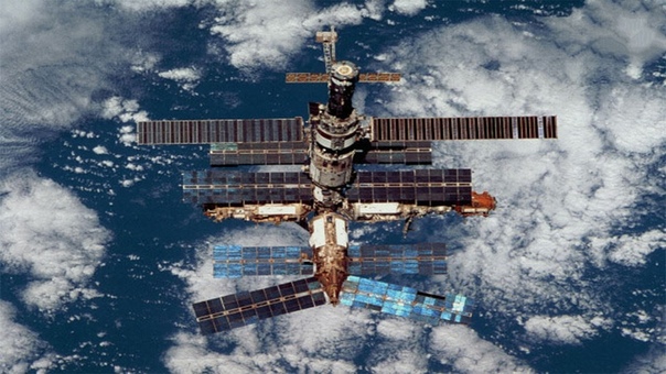 Причина затопления станции «Мир» Полеты в космос всегда были связаны с большим риском для экипажа. Но и пребывание на космической станции также небезопасно для космонавтов. Орбитальная станция