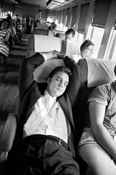 Фото поездки Элвиса Пресли в 27-часовом поезде Нью-Йорк-Мемфис. Июль 1956 года