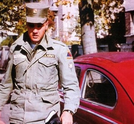 Подборка армейских фото Элвиса Пресли В 1958 году Элвис Пресли был призван рядовым в армию США в штате Арканзас. На то время он уже был знаменитым, поэтому известие об уходе «короля рок-н-ролла»