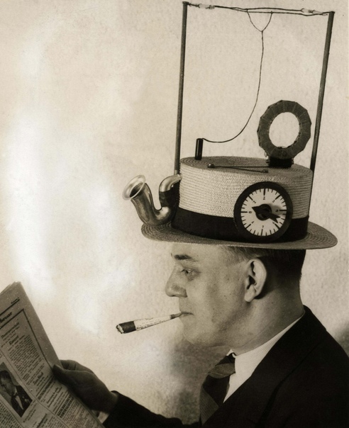 Удивительное изобретение. Давным давно когда не было гаджетов, в США была изготовлена радиошляпа. Впервые это произошло в далеком 1931 году, позже изобретение стало весьма популярным. Приемник