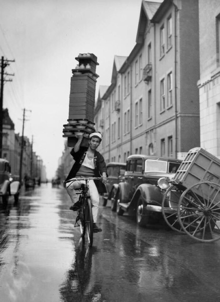Фото. Япония, 1930-е Доставка еды. Трюк курьера с коробками впечатляет!