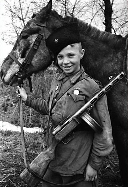 На фото: юный разведчик-кавалерист Витя Поздняков. Награждён медалью «За отвагу» за рейды в тыл врага.Степной фронт. Апрель 1943