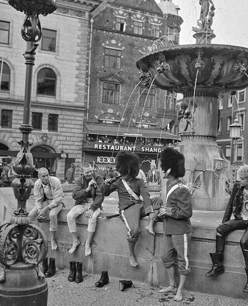 Фото 1984 года. Гвардейцы датской королевской гвардии и панки у фонтана.