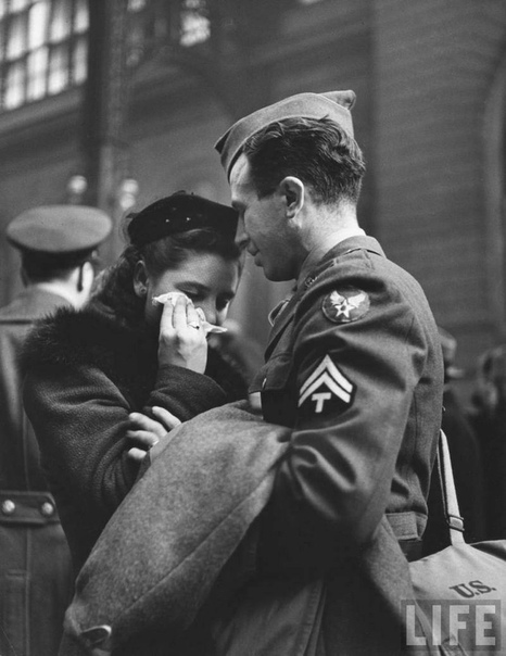Трогательные кадры «Прощание на Пенсильванском вокзале», апрель 1943 года. Фотограф: Альфред Айзенштадт.